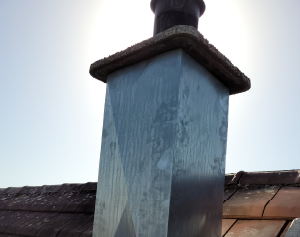 Zinguerie sur une cheminée Anthony Colas, charpentier, couvreur, zingueur dans le Jura à Dole